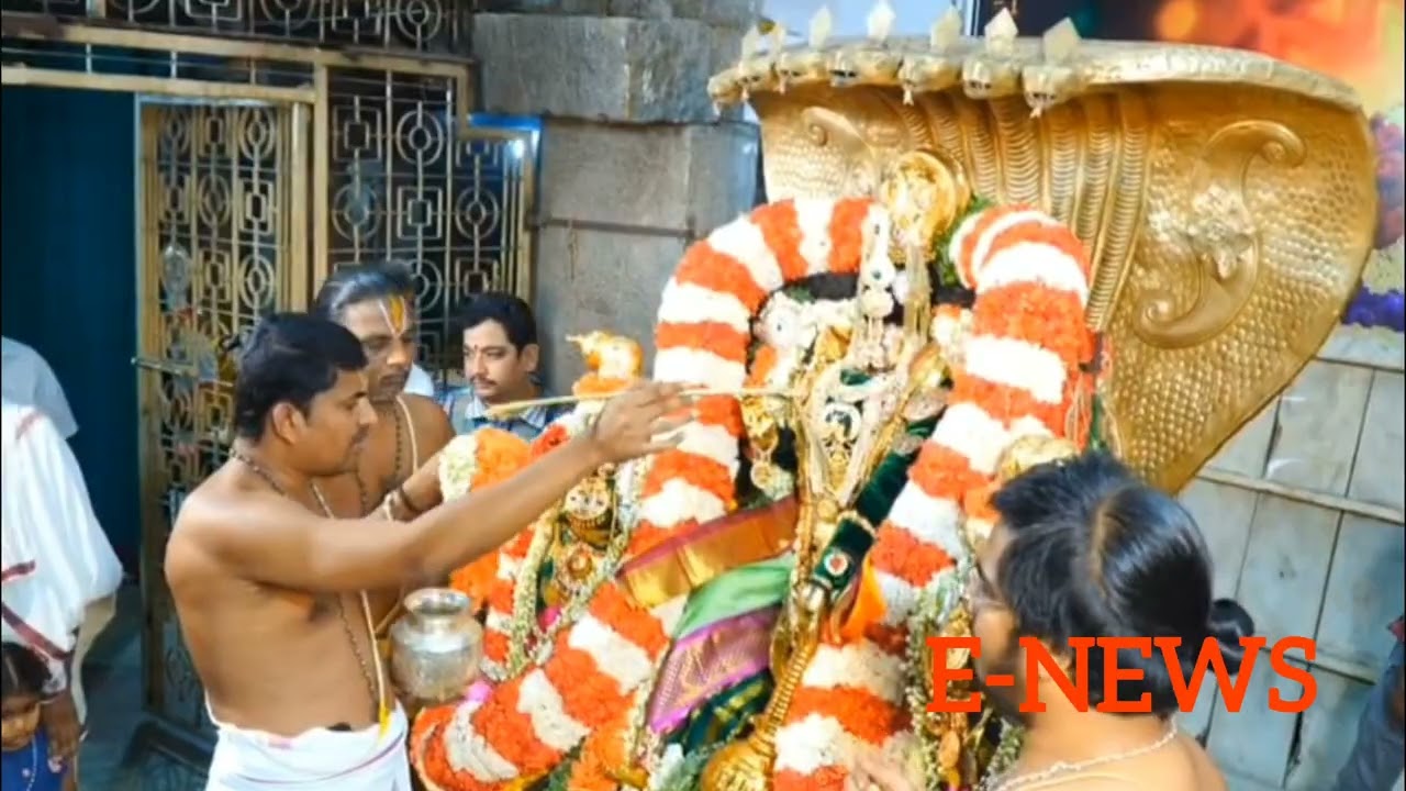 కదిరి శ్రీమత్ ఖాద్రీ  బ్రహ్మోత్సవాల్లో శేషు వాహనం పై ఊరేగుతూ భక్తులకు దర్శనమిచ్చిన శ్రీవారు