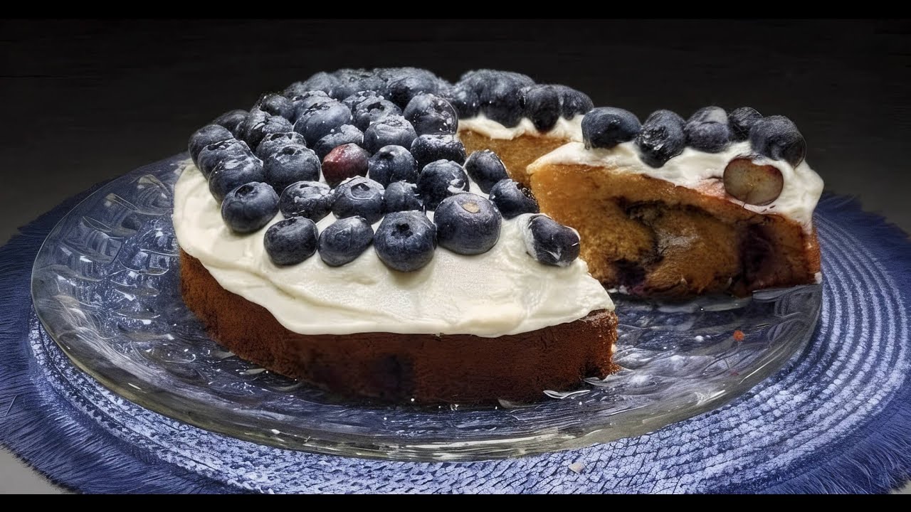 Blaubeerkuchen mit Frischkäsecreme. Weiße Schokolade, Blaubeeren und Frischkäse-Frosting.