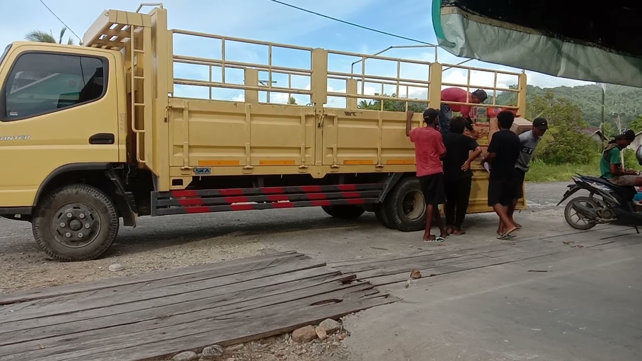 Truck bongkar muatan belanjan.