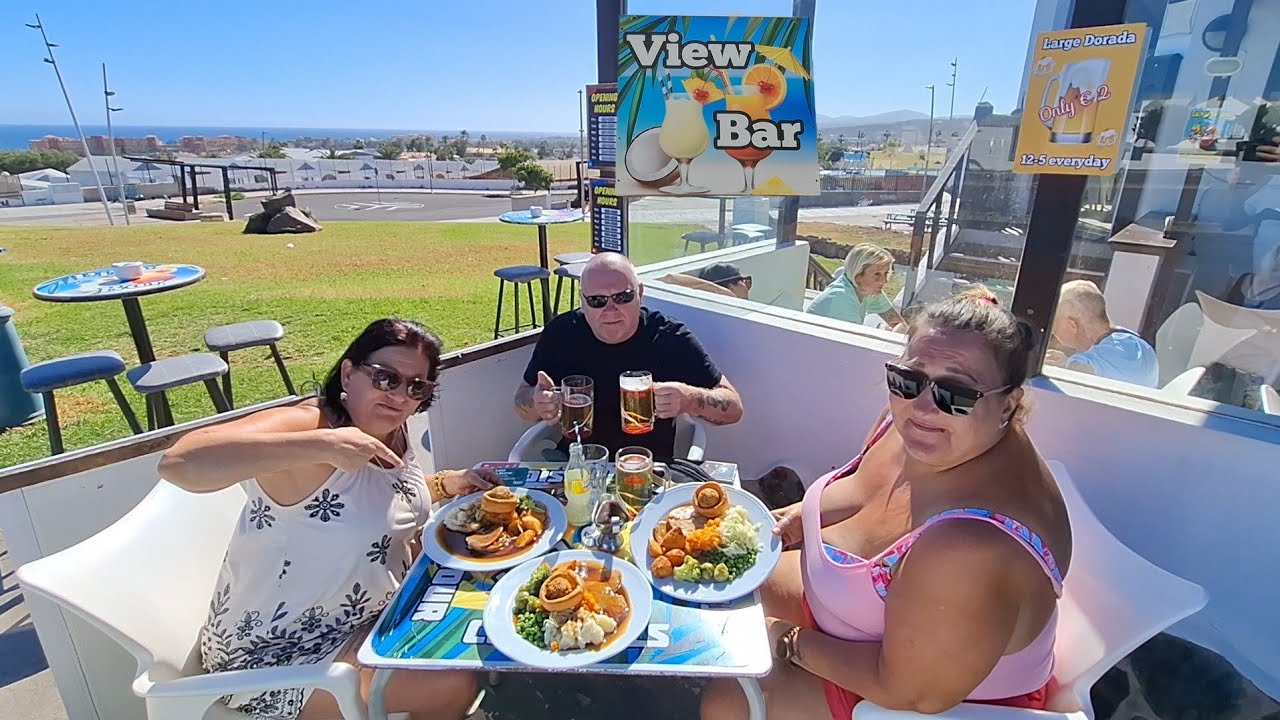 Caleta de fuste and it's Sunday roast at the view bar 