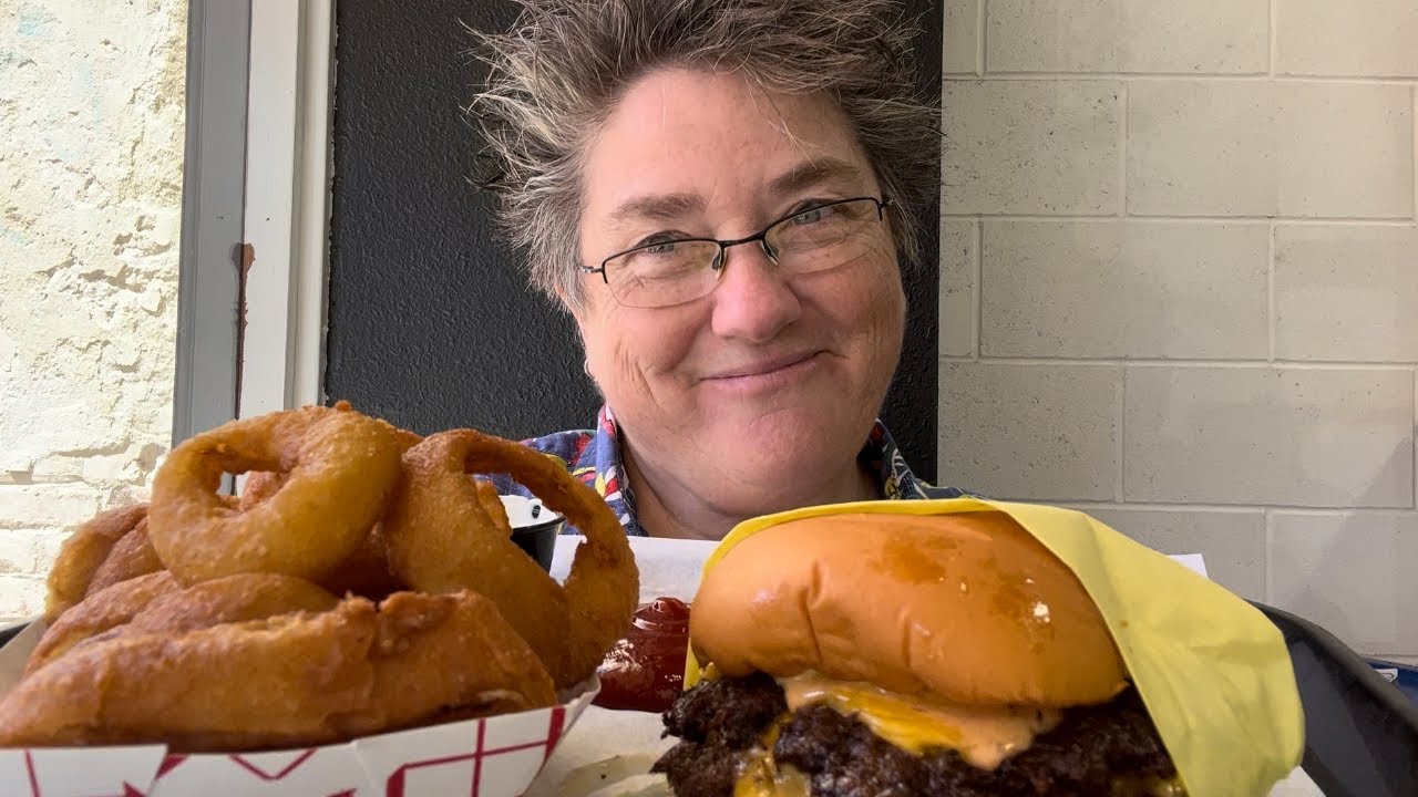 BEST BURGER IN MERCED, CA LIFE EVENTS ARE REAL LETS EAT! #vlog #mukbang #lunch #best #burger #fun  
