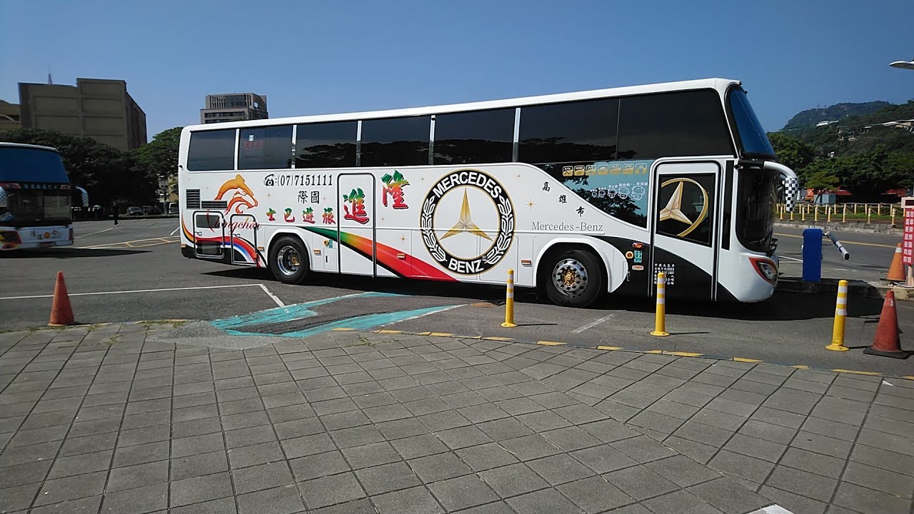 隆進旅遊巴士車隊離場