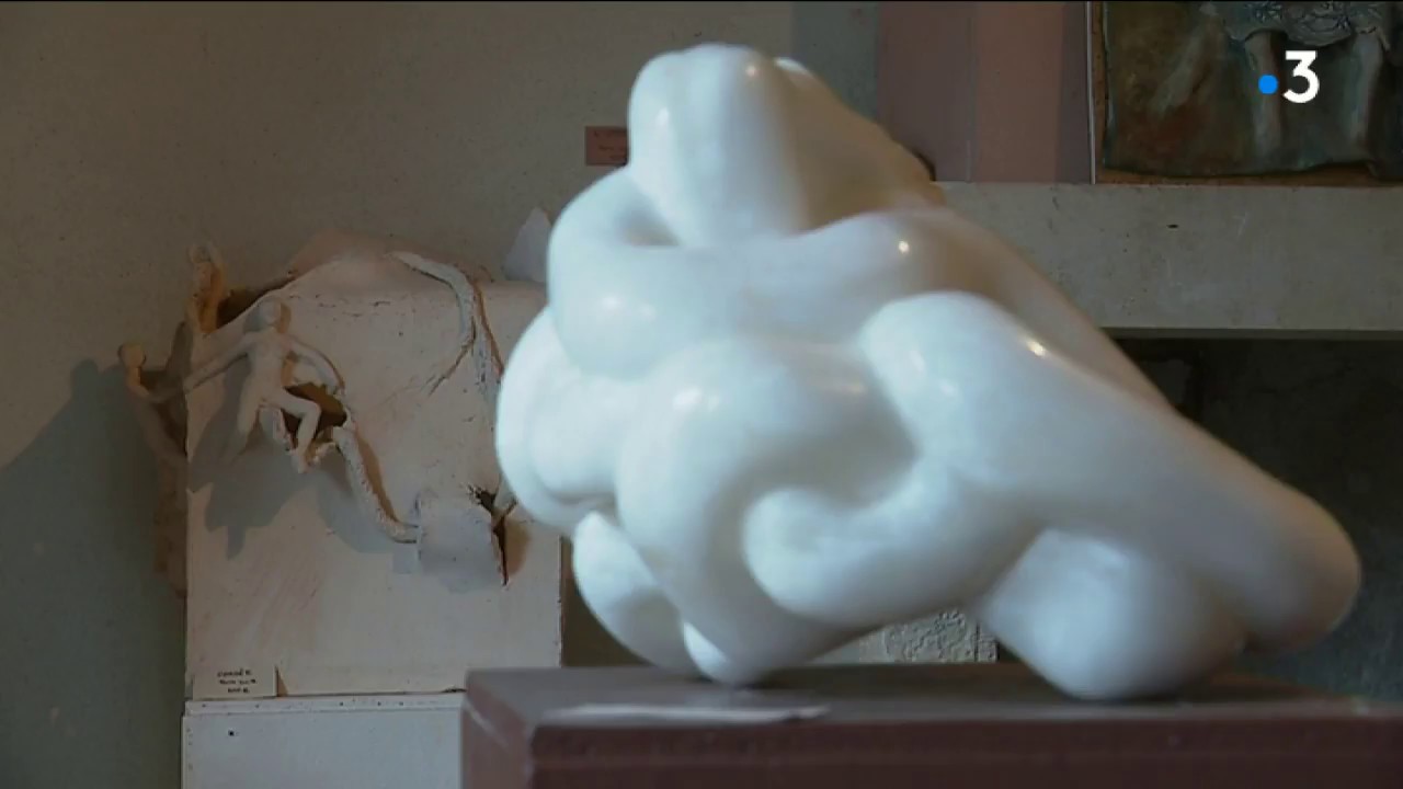A Prémery (58) Hélène-Coquard sculpte la pierre