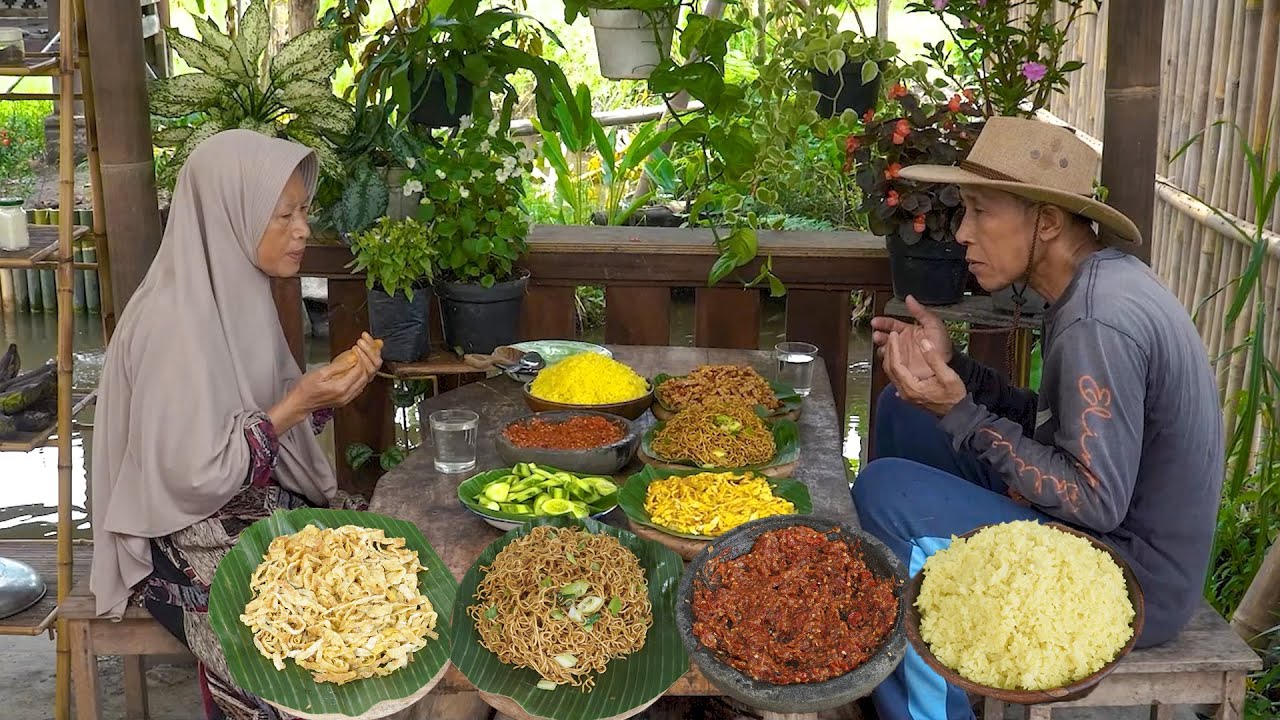 Masak Nasi Kuning Spesial | Telur Rawis Gulung, Kering Tempe, Mmie Kecap, Apem Gulamerah, Sambal