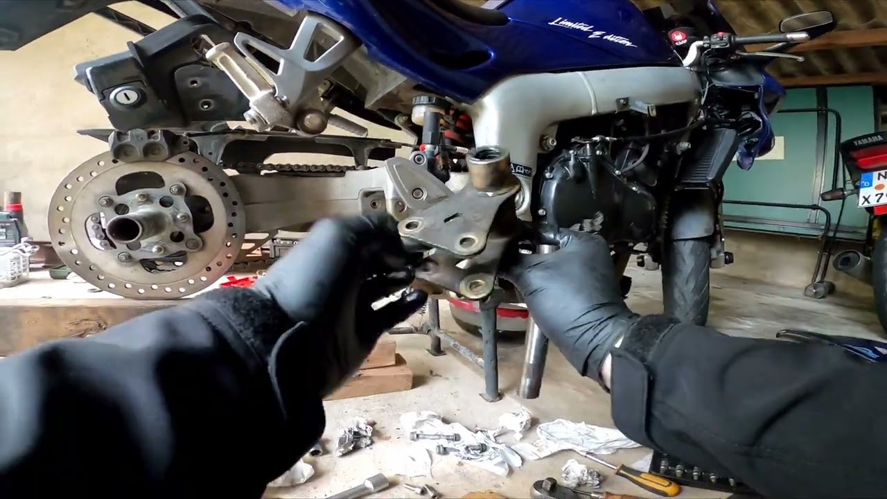 Triumph Sprint 955i rear Suspension service