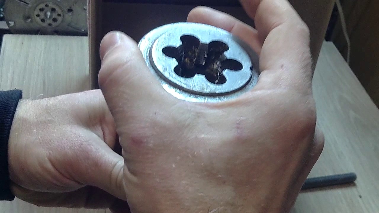 Как нарезать резьбу в ограниченном пространстве? Держатель плашки для ограниченного пространства.