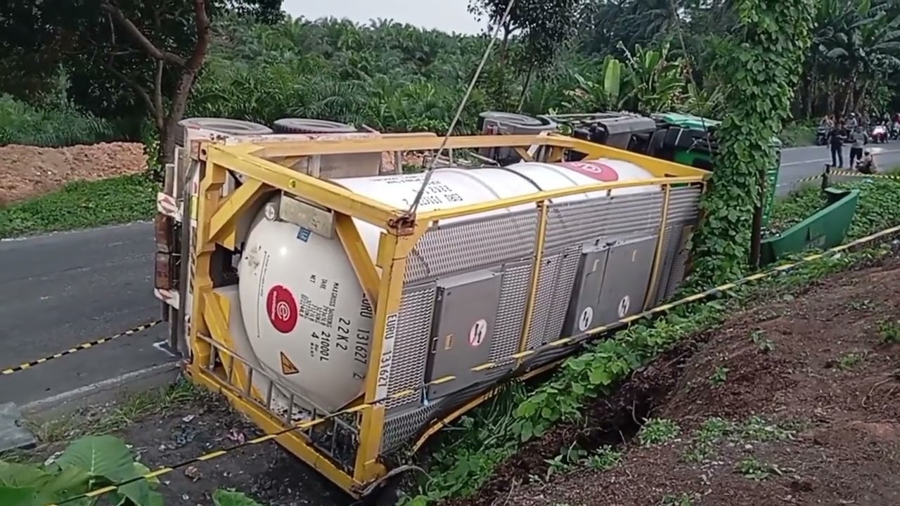 Detik² evakuasi truk trailer yg terguling menggunakan alat kran