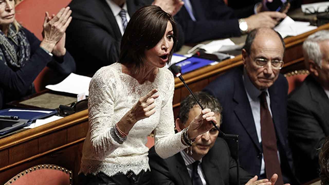 Manovra, governo chiede la fiducia. Protestano le opposizioni, Bernini: 