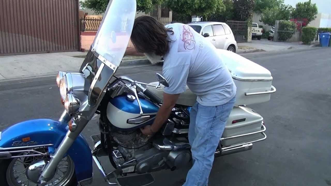 Hunting Harley's, 1970 FLH original paint