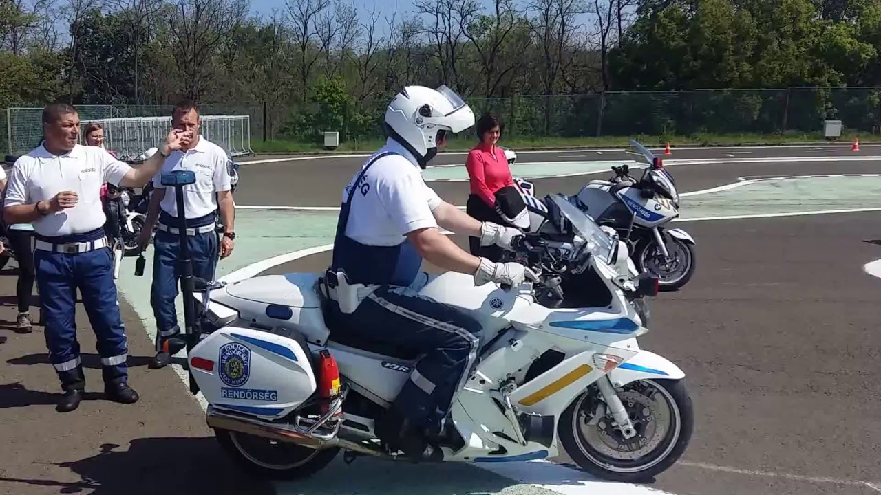 Motoros vezetéstechnika: Ahova nézünk, oda megyünk, Horváth Miki magyaráz - Csajok a motoron