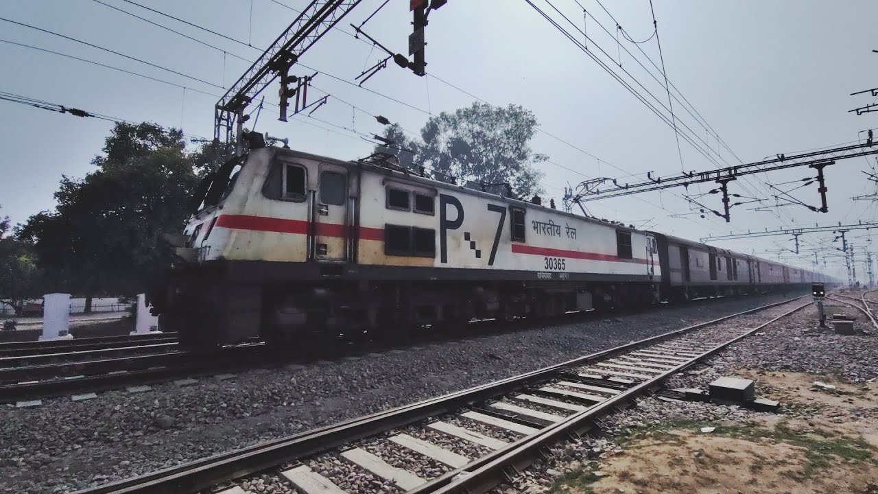 Double Line Train Crossing At Patiala | 12752 Humsafar Express Crossing With 54551 Passenger Train