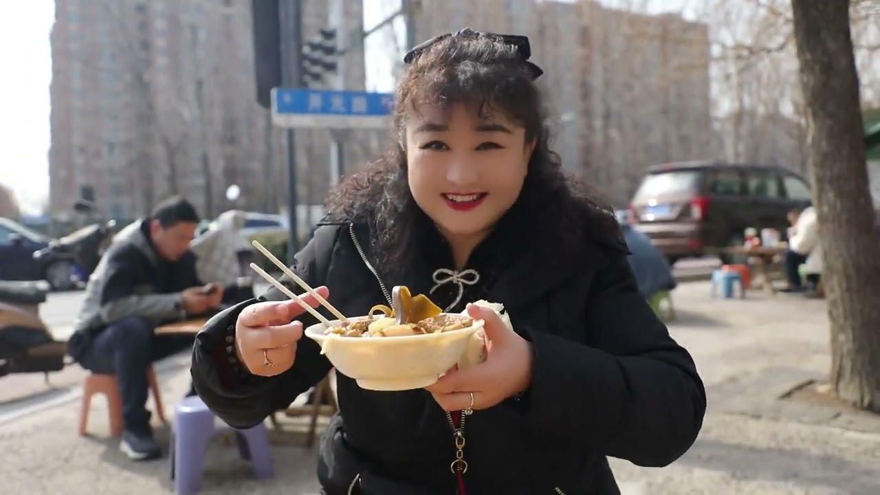 一碗菜一个馍一个马扎路边坐 我说这是咱们的省饭没毛病吧，从东到西从南到北，就问啥地方没它？再来几个应景菜，感觉又过年了#省饭课代表 #大锅菜  #沉浸式吃午餐 #各地美食都不同意你减肥 #河南孩子拒
