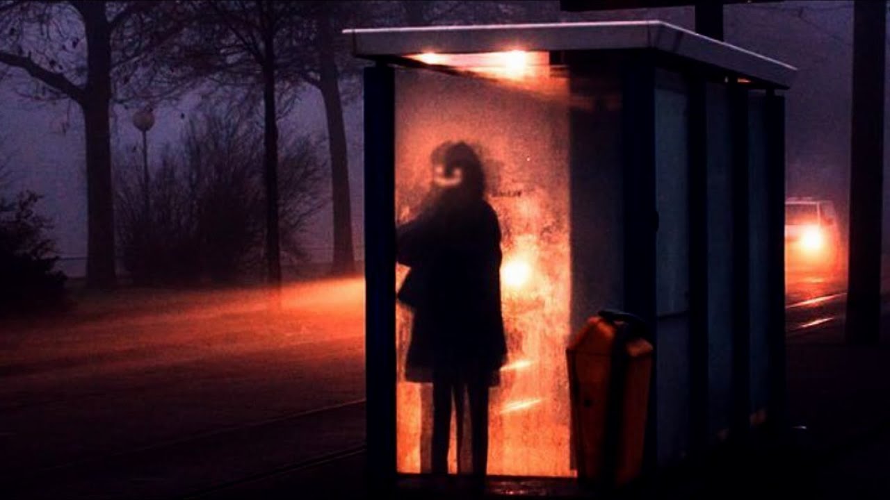 El Misterioso Regalo en la Parada de Autobús (5 Relatos) - El Fantasma Errante (249)