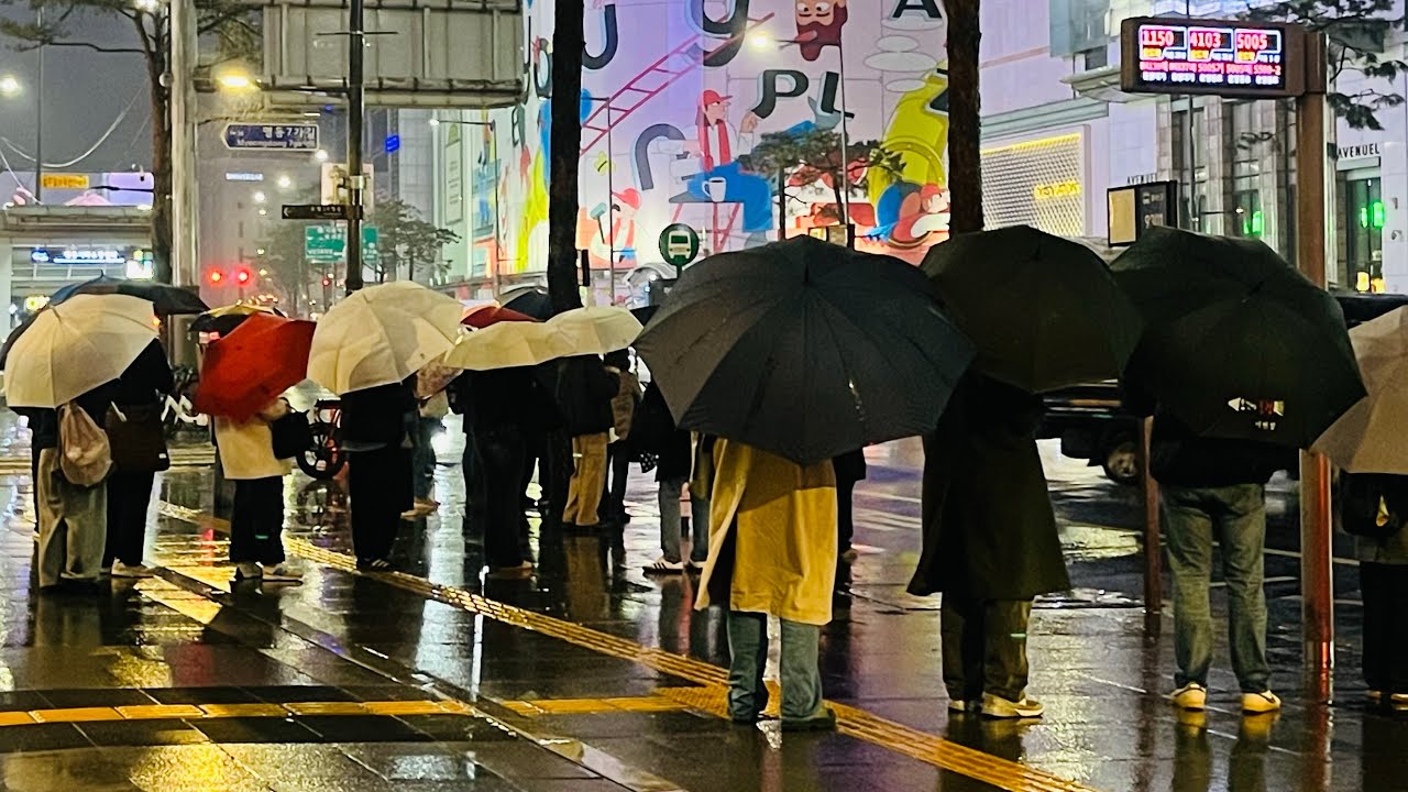 Seoul Rainy Night Walking Tour 4k |Seoul Night Walking tour Cheonggyecheon  From Myeoungdong Street 