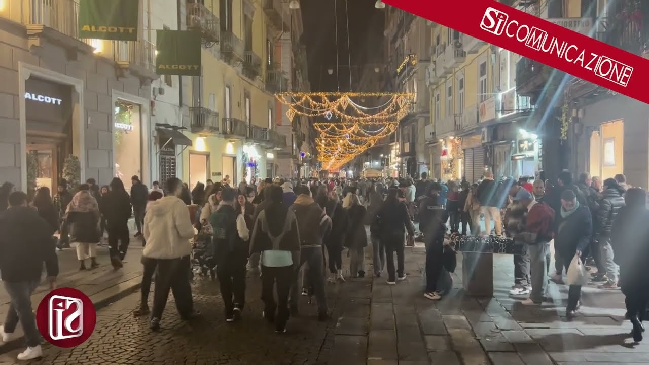NAPOLI, CADONO CALCINACCI SULLA FOLLA IN VIA TOLEDO: FERITE IN MODO LIEVE DUE TURISTE