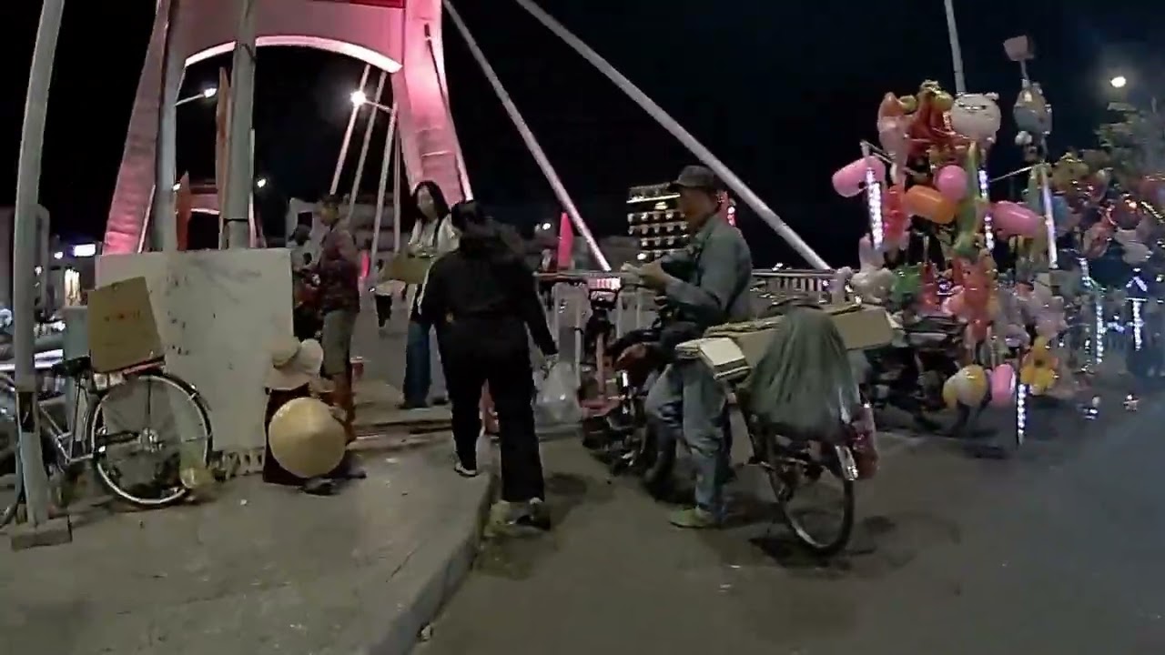 Đường phố, chợ đêm ngày 27 tháng chạp rất nhộn nhịp, đông vui !