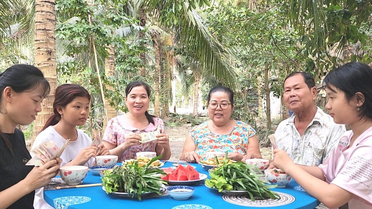 Con Cháu Bắt Ngờ Khi vào Những Ngày Đầu Năm Được Cô Chú Lì Xì Số Tiền Lấy Lộc | BQCM & Family T1312