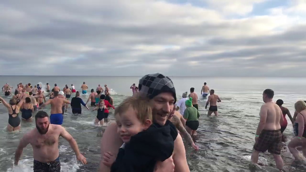 Das traditionelle Neujahrsschwimmen (Anbaden) 2020 im Ostseebad Dahme - Mehr vom Meer - Video 2/3!
