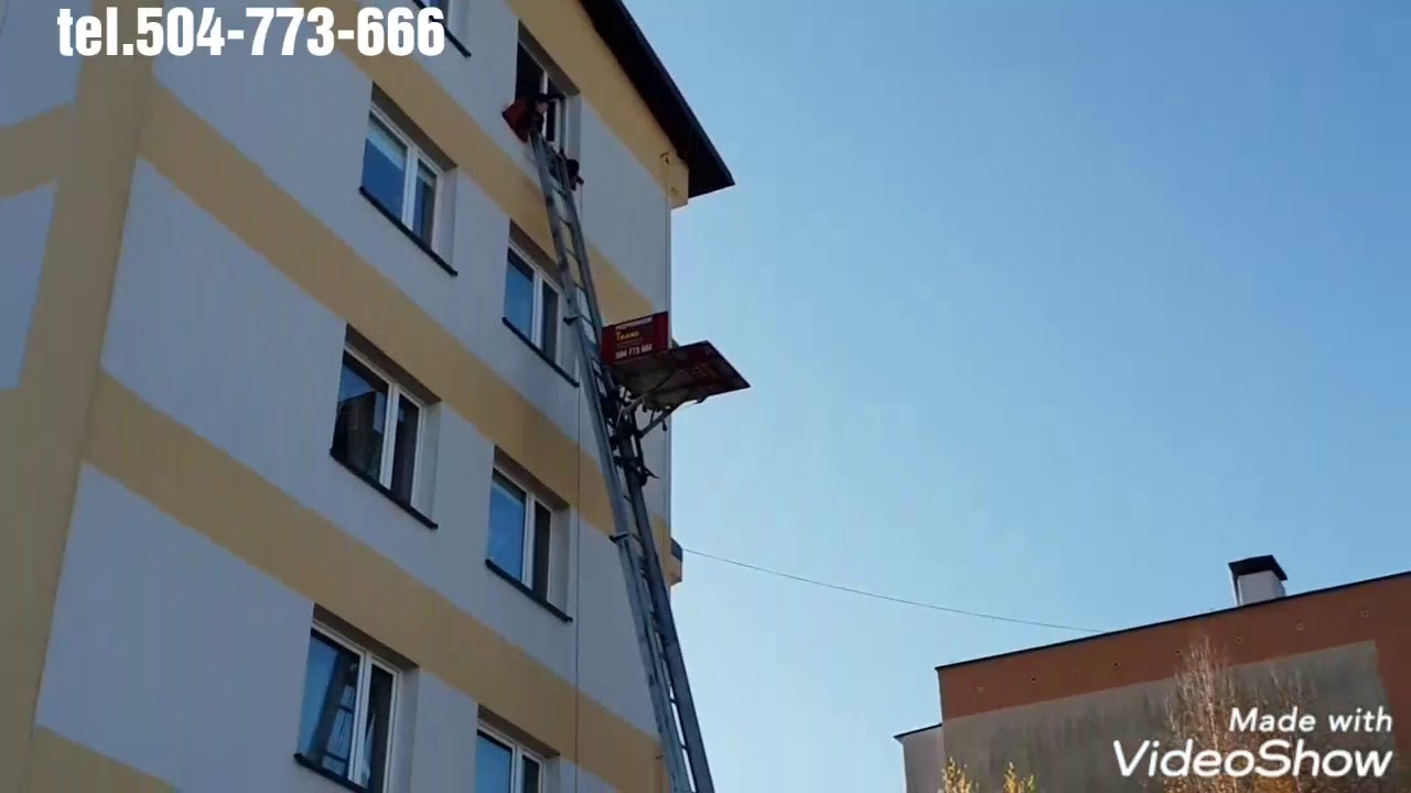 Zewnętrzna winda załadowcza wraz z operatorem.