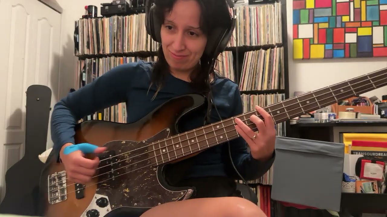 Aïssa (Toto Tire Nama) - Pierre Moutouari (Bajo / Bass)