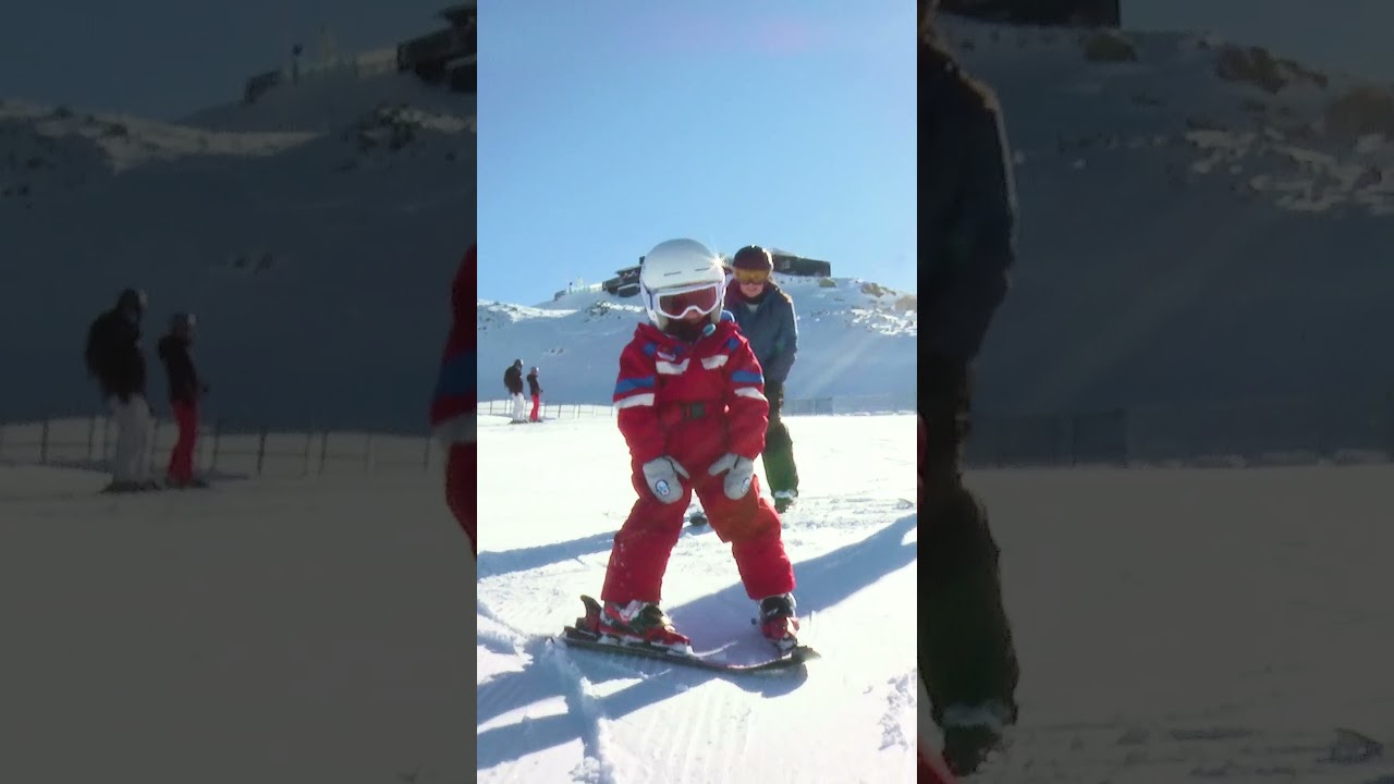 Today, Charlotte is teaching us the right technique of pizza riding. 🍕 #skiing #feelaustria
