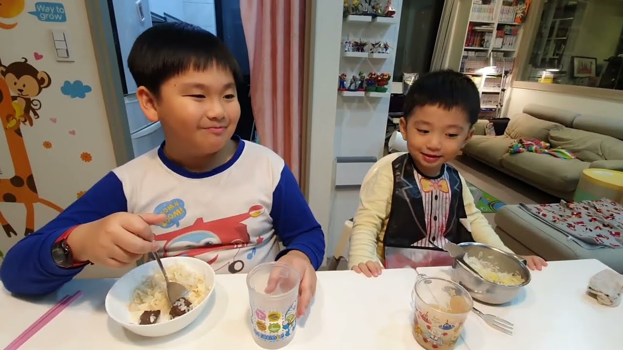 小家庭的年夜飯，一家四口平淡溫馨，弟弟和哥哥乾杯..歲歲平安｜咚3y1m20d 桐9y10m