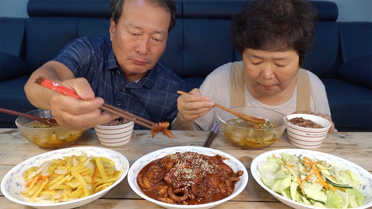 매콤한 낙지볶음과 시원한 오이냉국, 감자볶음까지~ 요리&먹방!! - Mukbang eating show