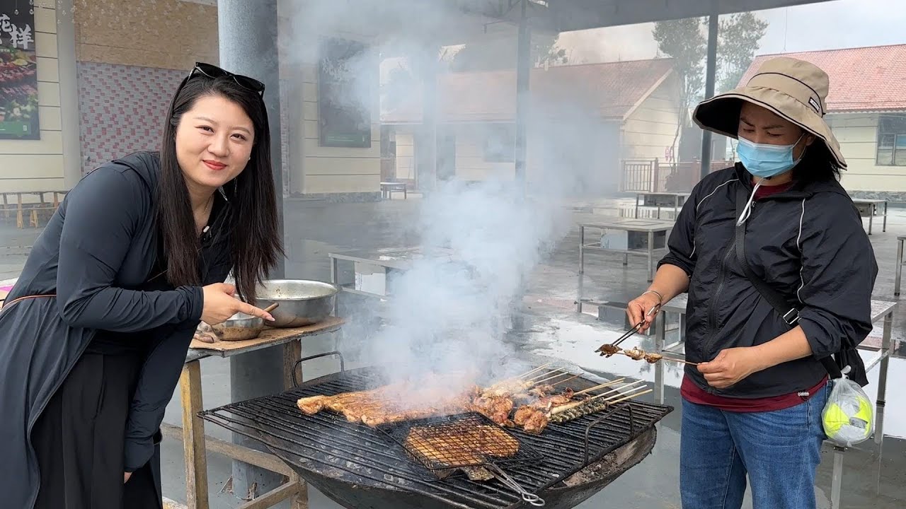 【寻尝姐妹】在云南墨江吃烧烤，整个一座山都在烧烤，山下买菜山上烤