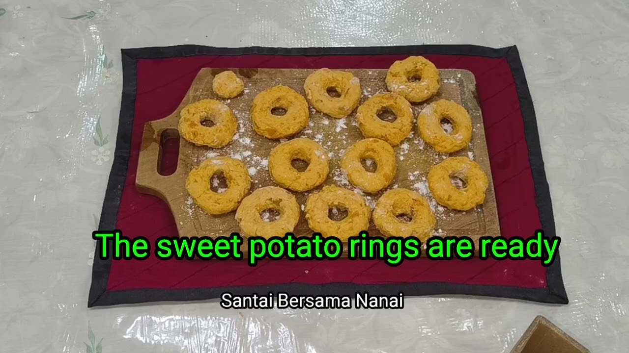 Kuih keria keledek oren disalut gula Melaka (Orange sweet potato rings, coated with Malacca sugar)