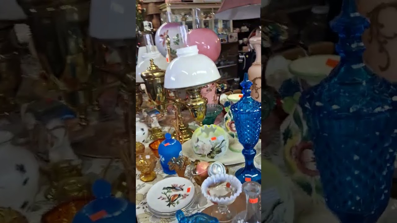 Увидели патифон в антикварном магазине