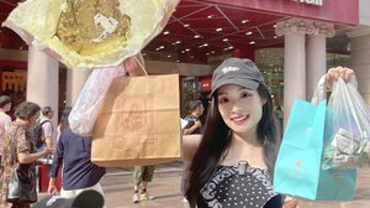 上海南京路步行街，真的不是游客一条街！藏了超多本地人从小吃到大的老上海点心！#中秋国庆逛吃指南 #吃喝玩乐在上海 #来上海别不知道吃啥了 #南京路步行街 #甜品治愈一切