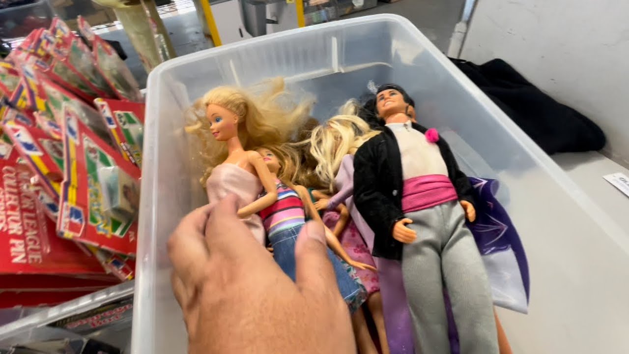 Vintage Barbies at Thrift store. Barbies antiguas en la segunda