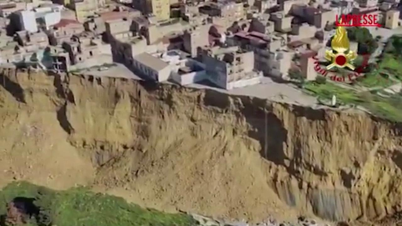 NISCEMI vista dall'alto, il sopralluogo aereo dei vigili del fuoco SULLA FRANA IN SICILIA