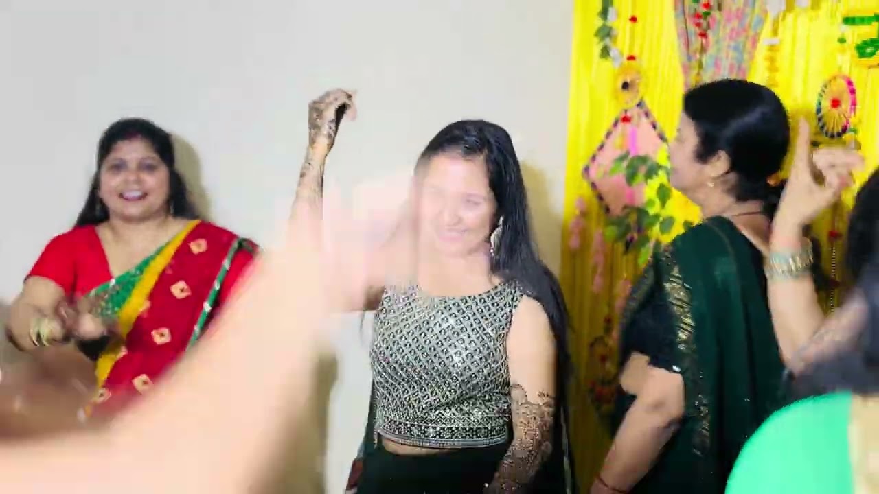 “Mehndi ki raat ho aur saheliyon ka saath, phir har pal ban jata hai yaadon ki baraat.” 💃🌿