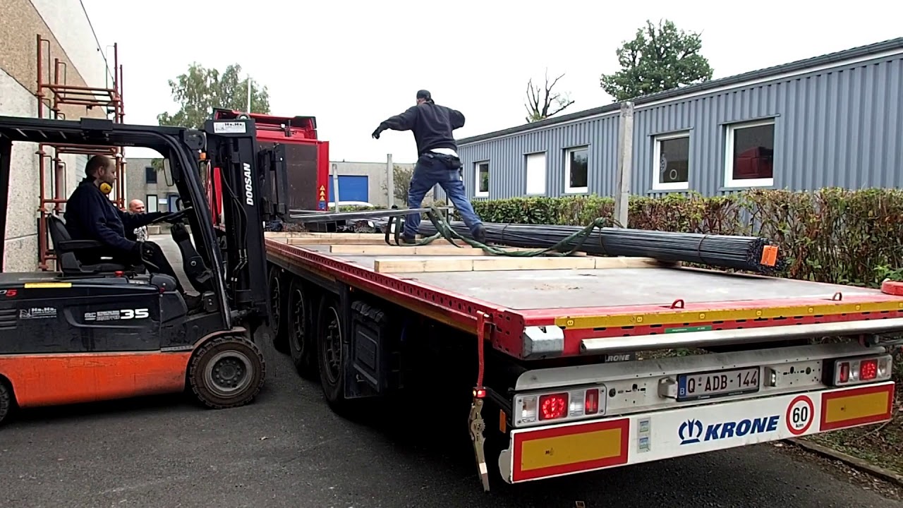 LKW Ladung Rundstahl mit dem Gabelstapler abladen
