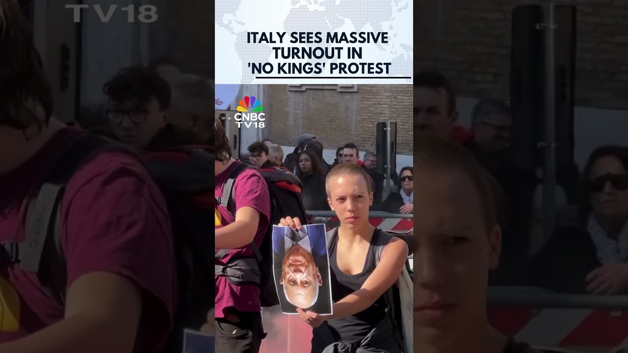 Итальянцы вышли на улицы Рима в знак протеста &laquo;против королей и их войн&raquo; | N18S | CNBC TV18