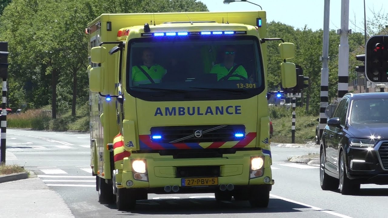 Mobile Intensive Care Unit 13-301 met Spoed naar en vanaf het WZP Purmerend
