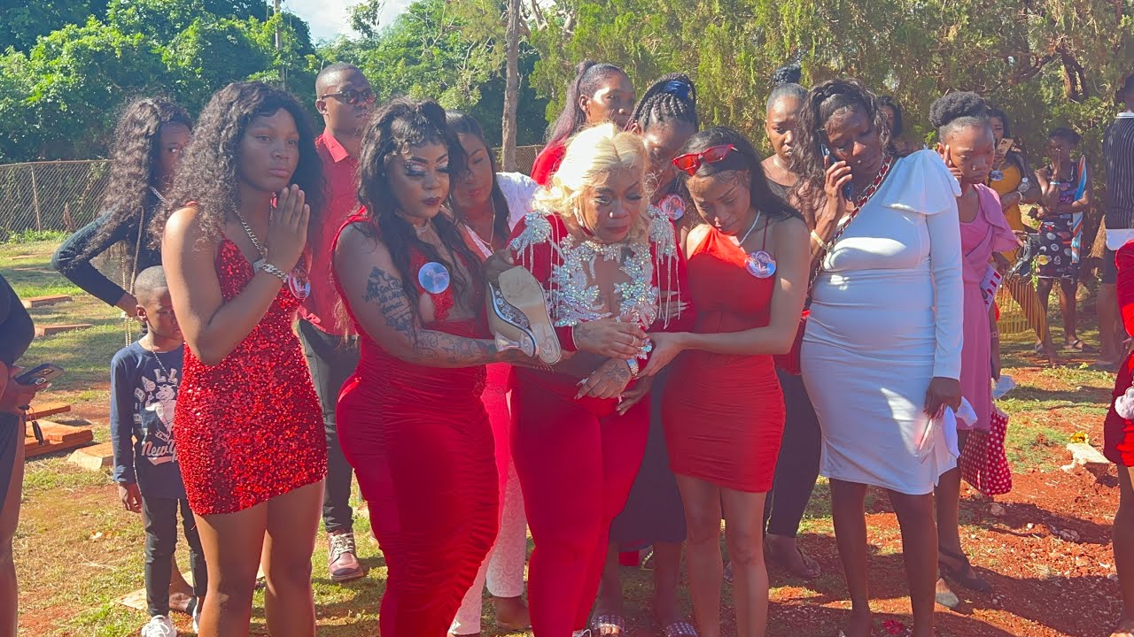 This is what happened at the grave side for Aneka Townsend A.K.A Slickianna 😔😔😔