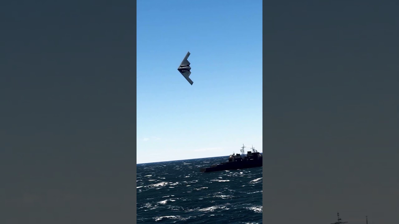 ИРАН: Стелс-бомбардировщик B-2 Spirit пролетает мимо американского авианосца в Персидском заливе,...