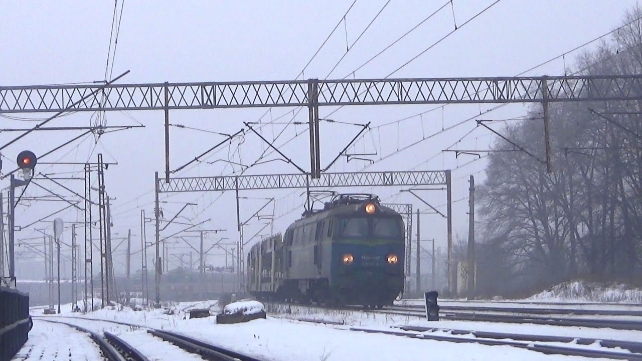 Byk ET22-1167 z platformami samochodowymi BLG Logistics w mglistym klimacie + stukot k&oacute;ł