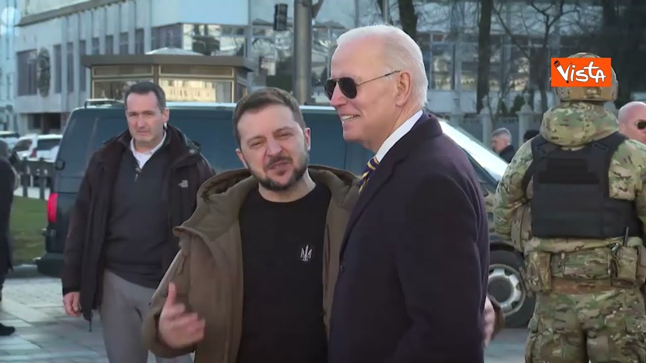 Zelensky e Biden visitano il Monastero di San Michele a Kiev
