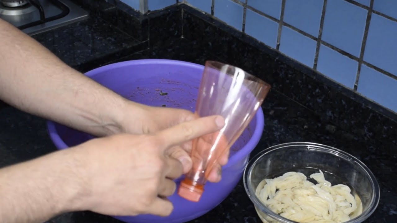LINGUIÇA  CASEIRA  SEM MOEDOR UTILIZANDO SOMENTE UMA FACA E GARRAFA PET