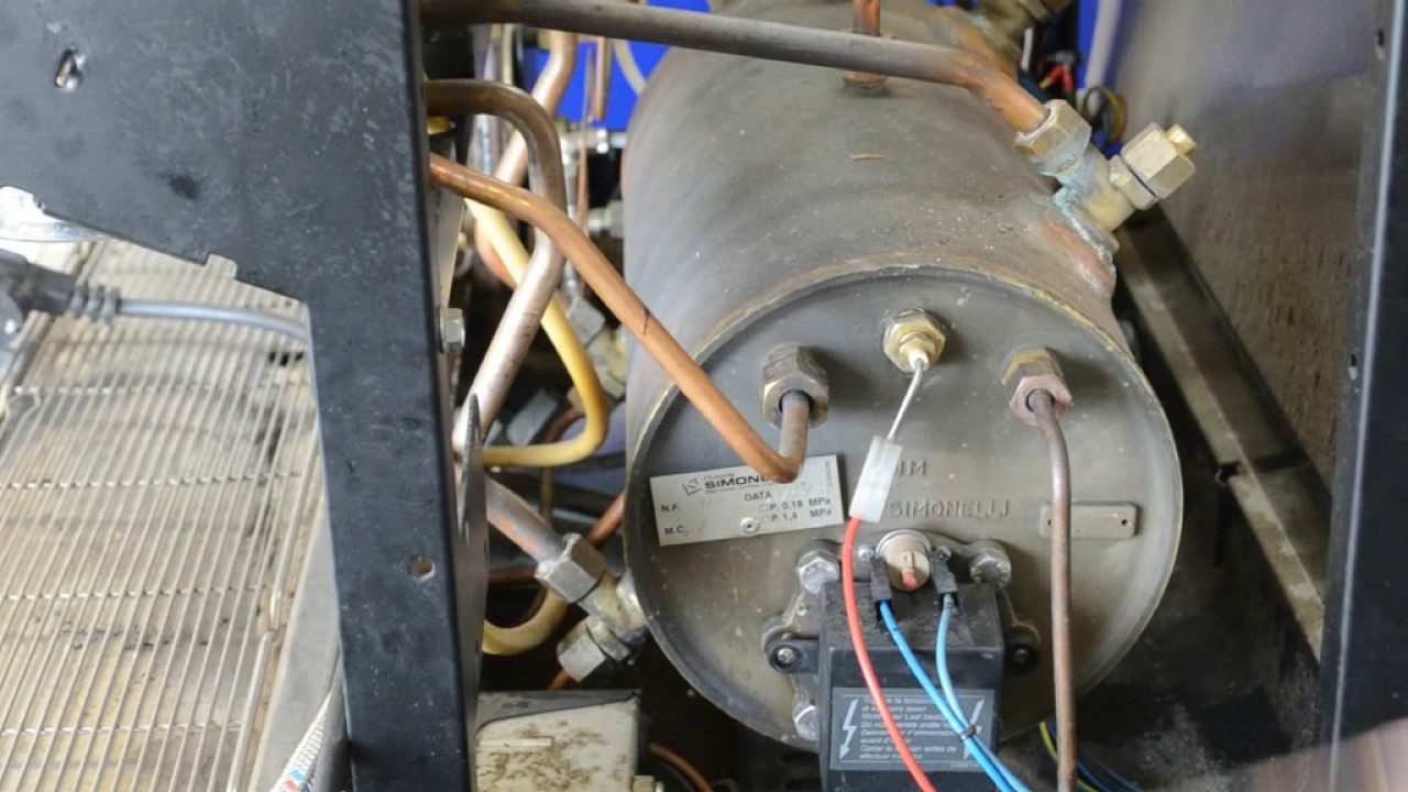 Профессиональная кофемашина, утечка пара