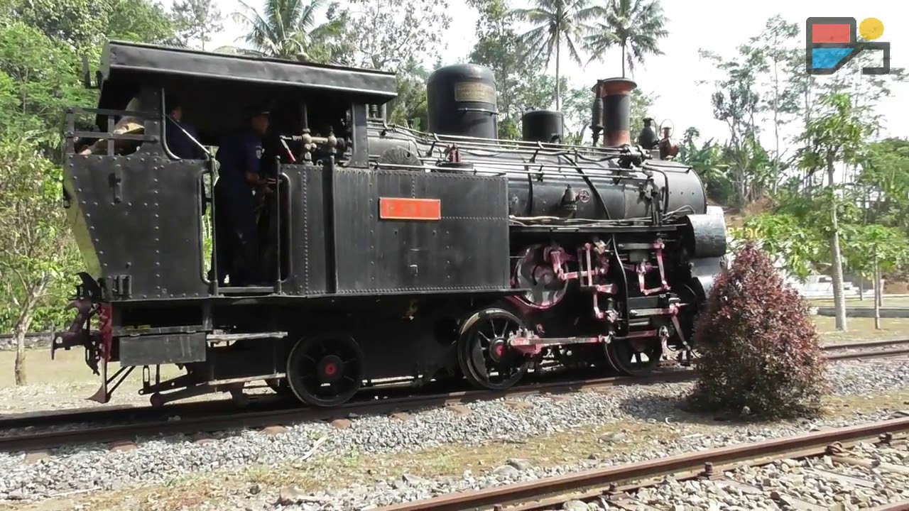 Mengisi Air di Loko Uap di Stasiun Bedono