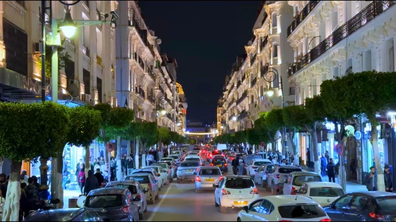 مكتظ بالناس والسيارات.. شارع العربي بن مهيدي في قلب الجزائر العاصمة ليلا Rue Larbi Ben M’Hidi Alger