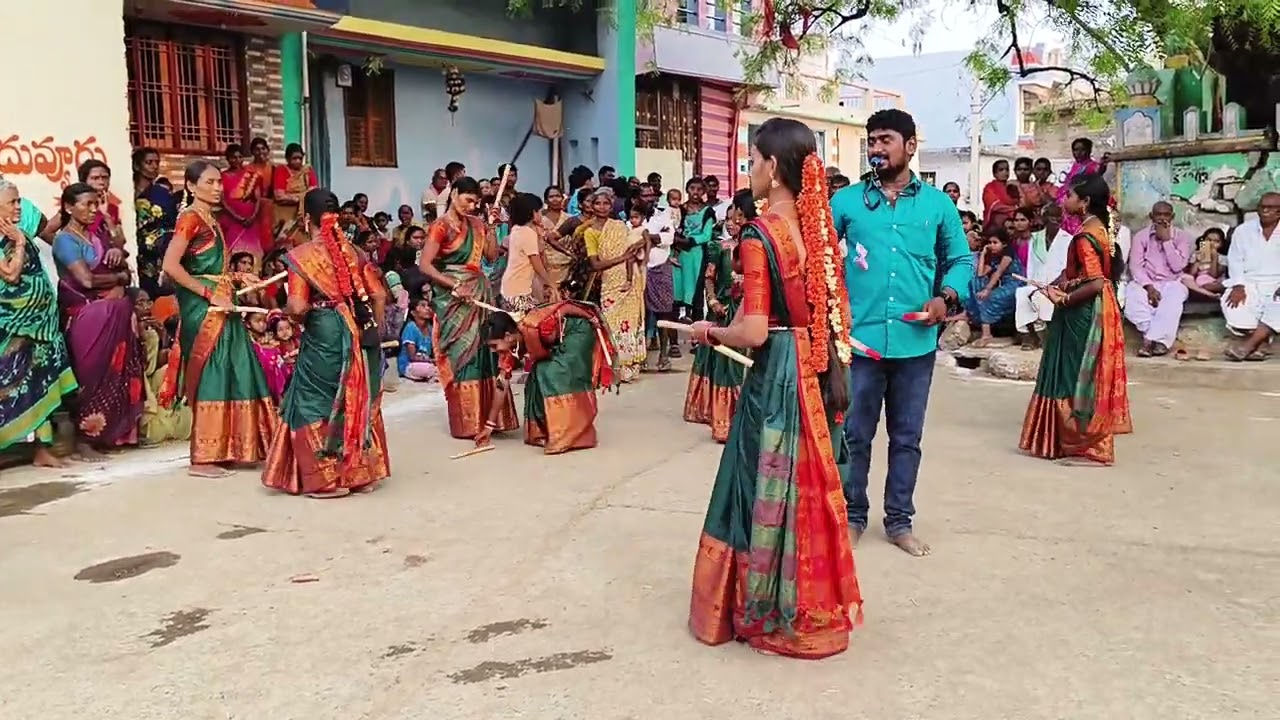 అశోక్ మైదుకూరు కోలాటం జోన్నవరం బృందం రాధిక రావేలా అంటూ9010051312