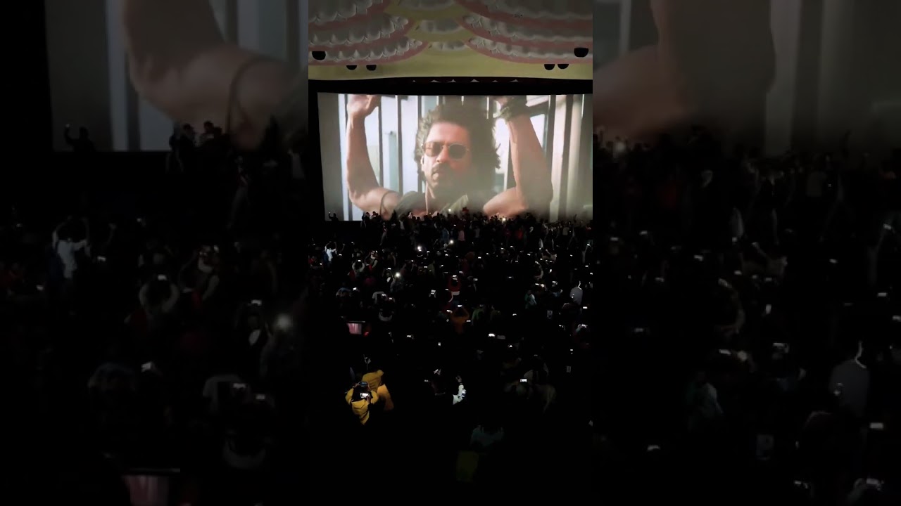 Pathan In Theatre 🔥SRK #shorts #pathan #pathaan #r2h #ytshorts