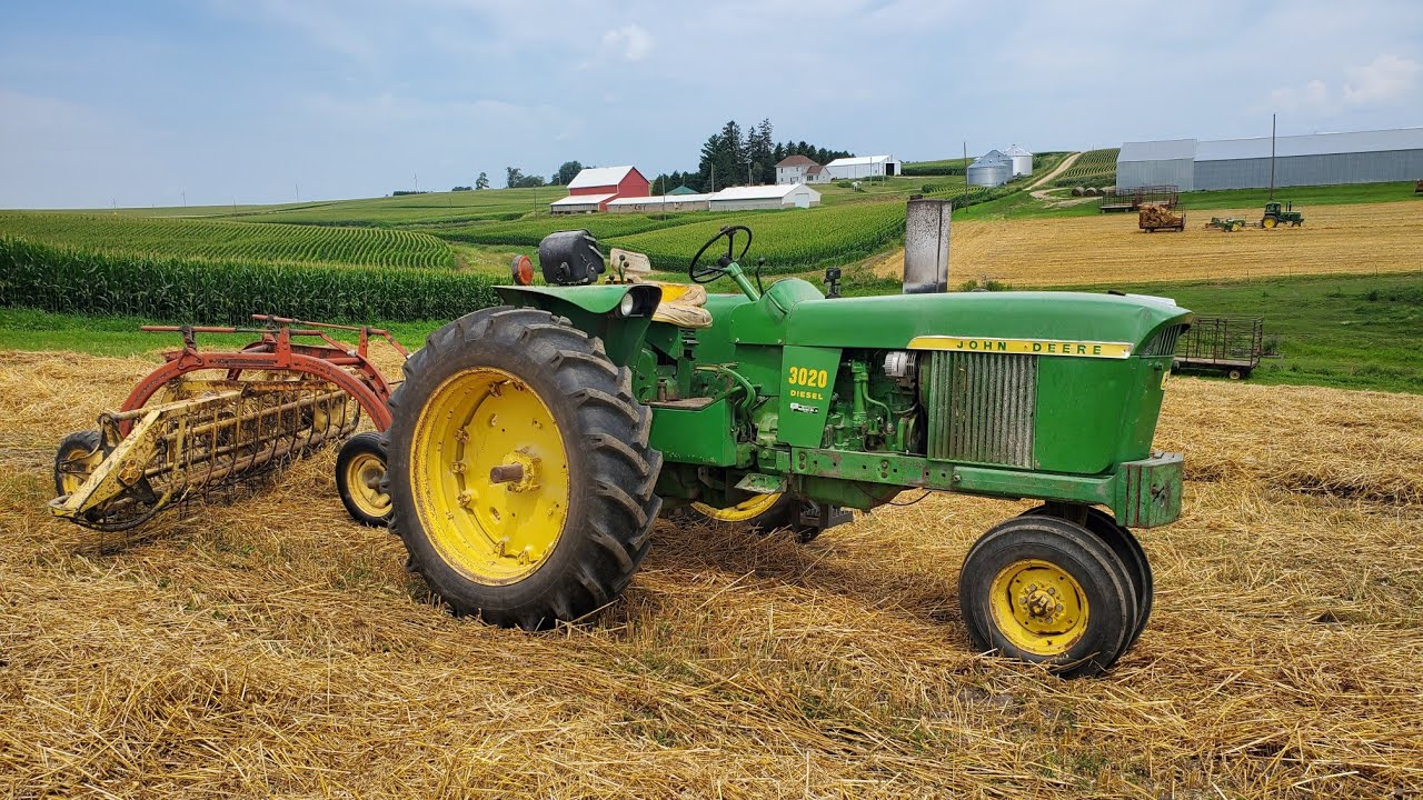 Сгребание соломы — John Deere 3020 и NH 258