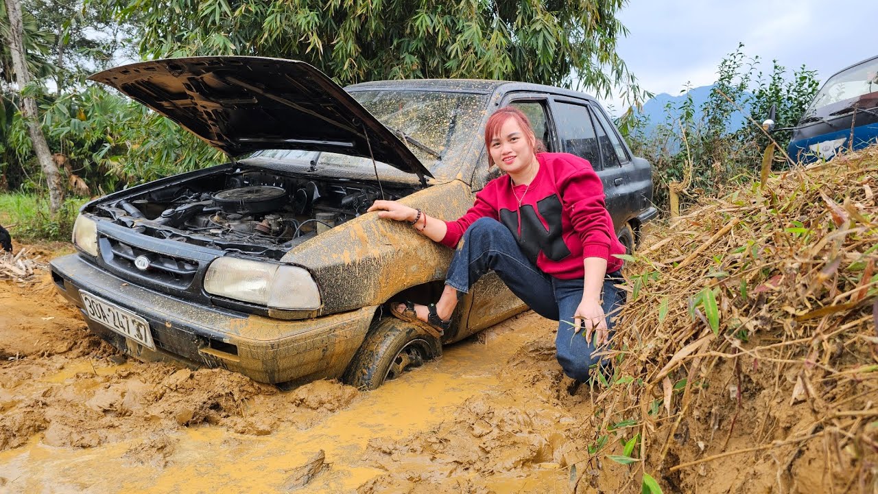 The girl repaired and restored the broken wheel in the middle of the road.