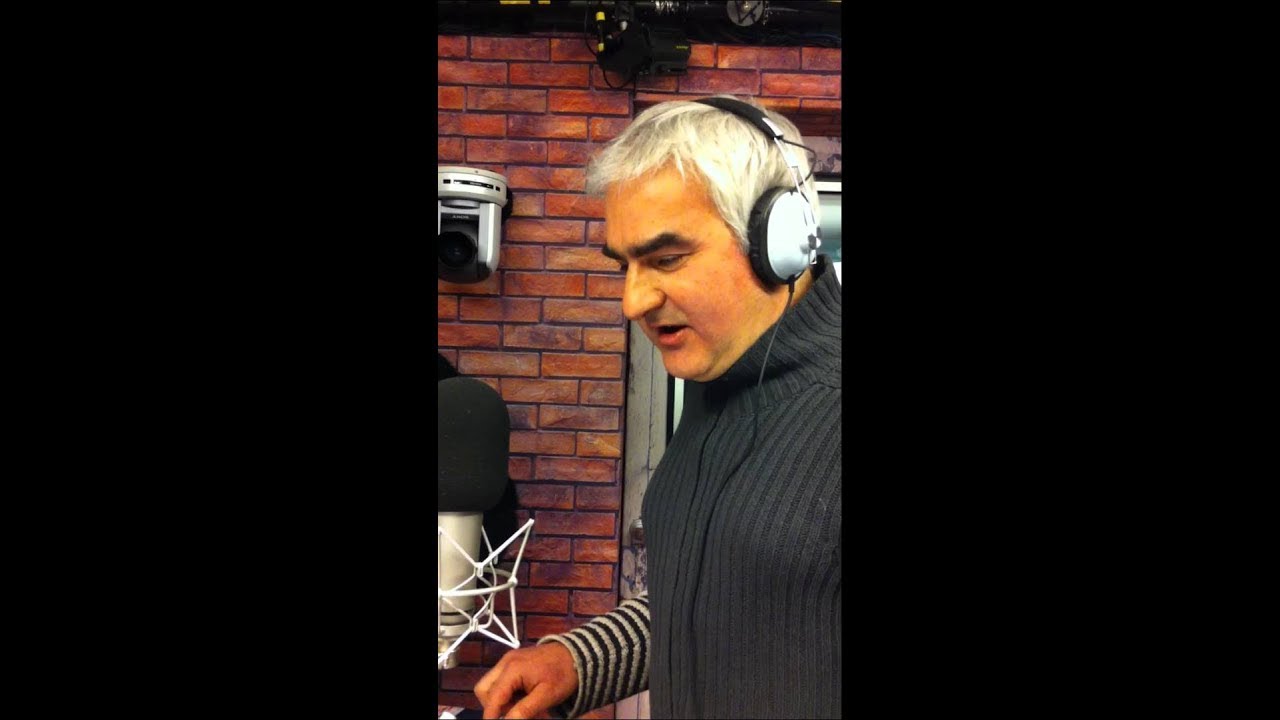 Mangoni canta 